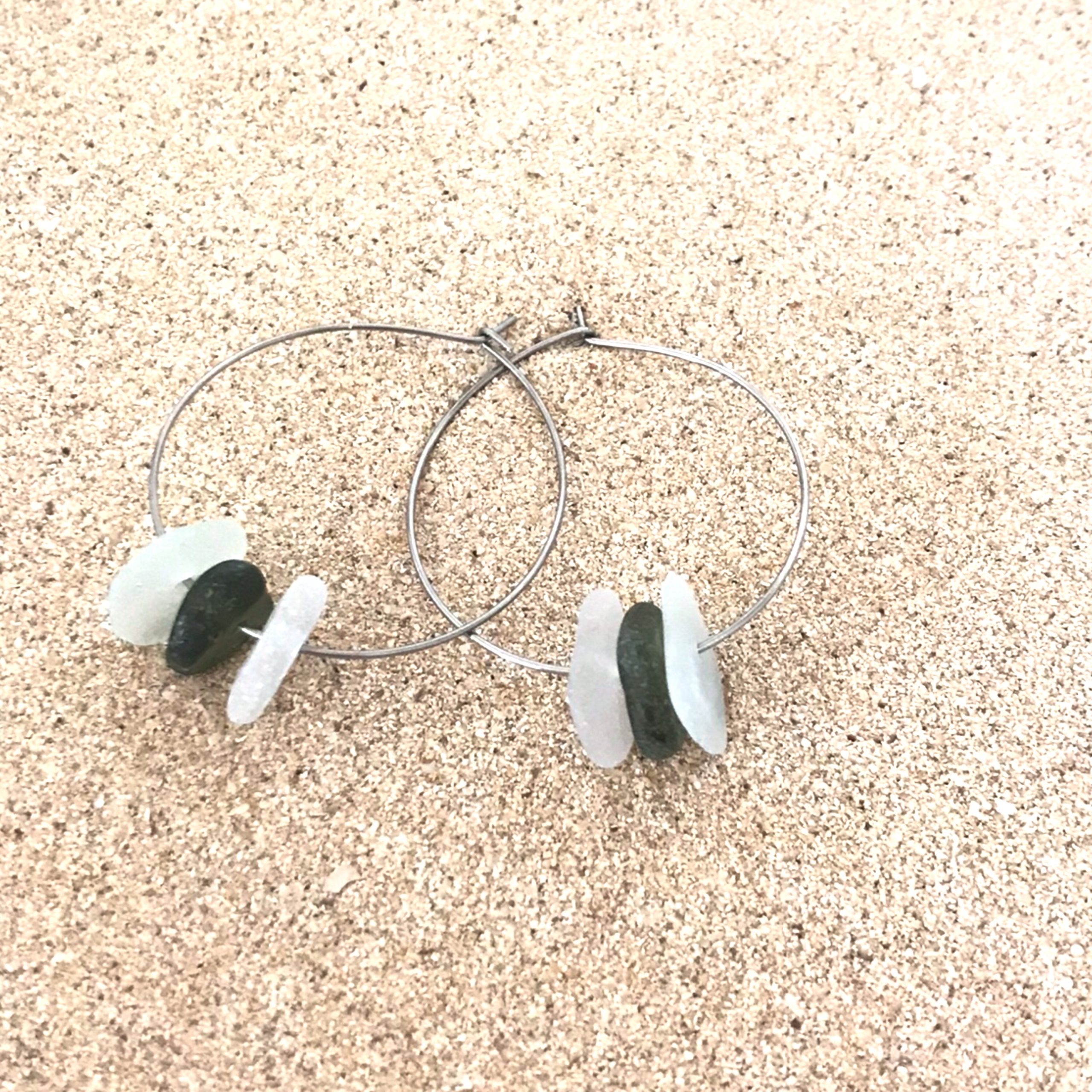 Créoles en verre BLANC & VERT des plages de Méditerrannée 4