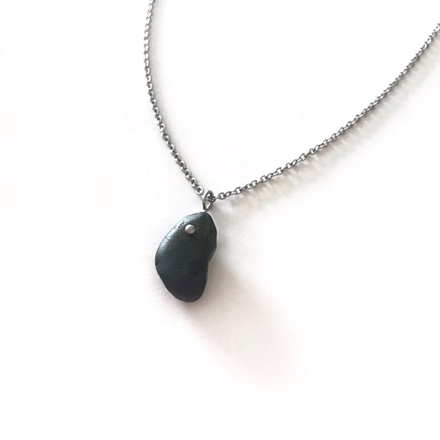 Collier ÎLOT Noir en verre dépoli des plages - PIÈCE UNIQUE 2