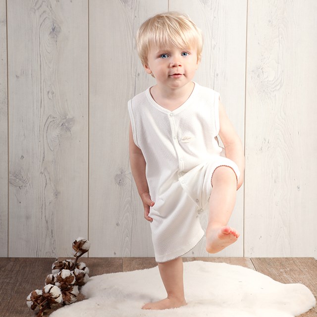Bébé portant le combishort maille ajourée en coton bio