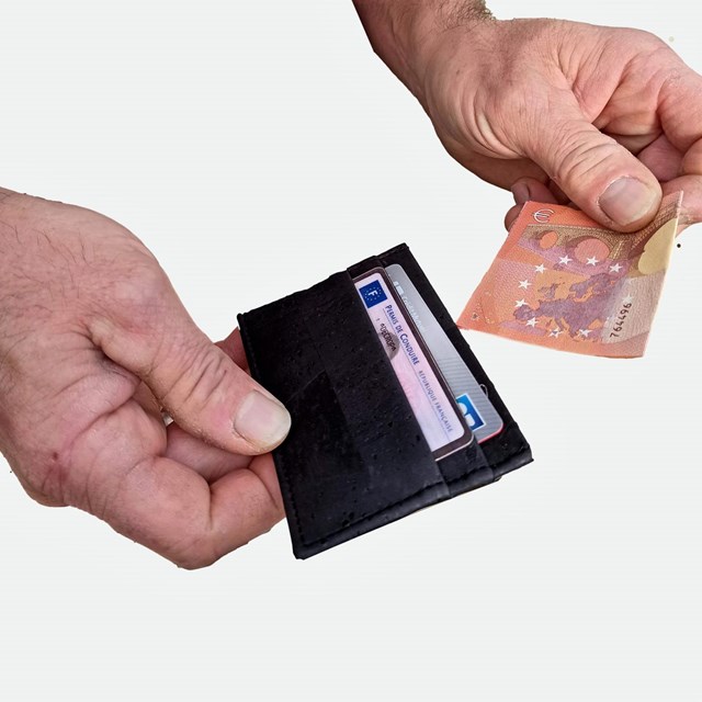Porte-cartes en liège vert de bleu, vegan et éco-friendly 5