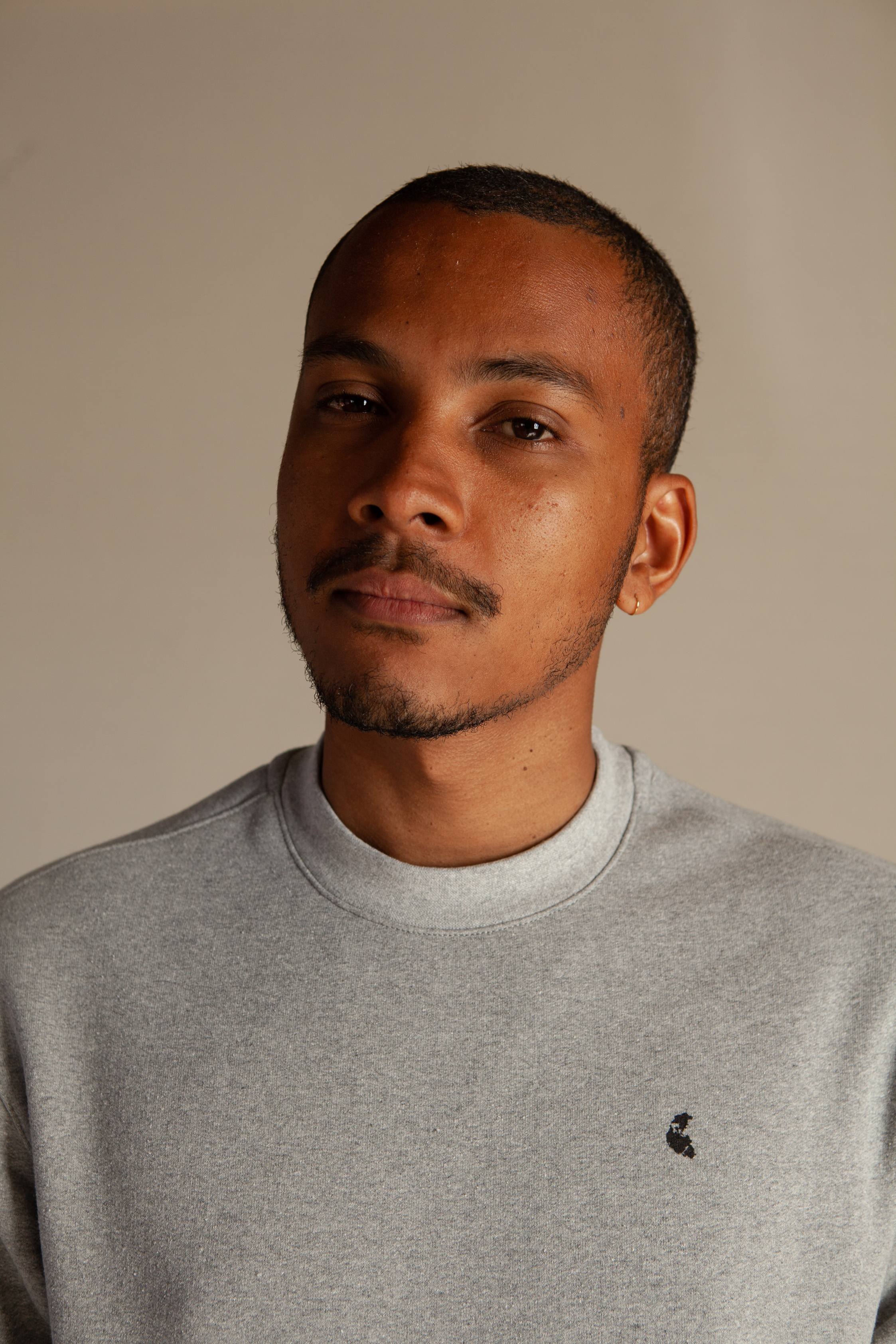 sweat-homme-gris-aluminio-recycle-made-in-france-col