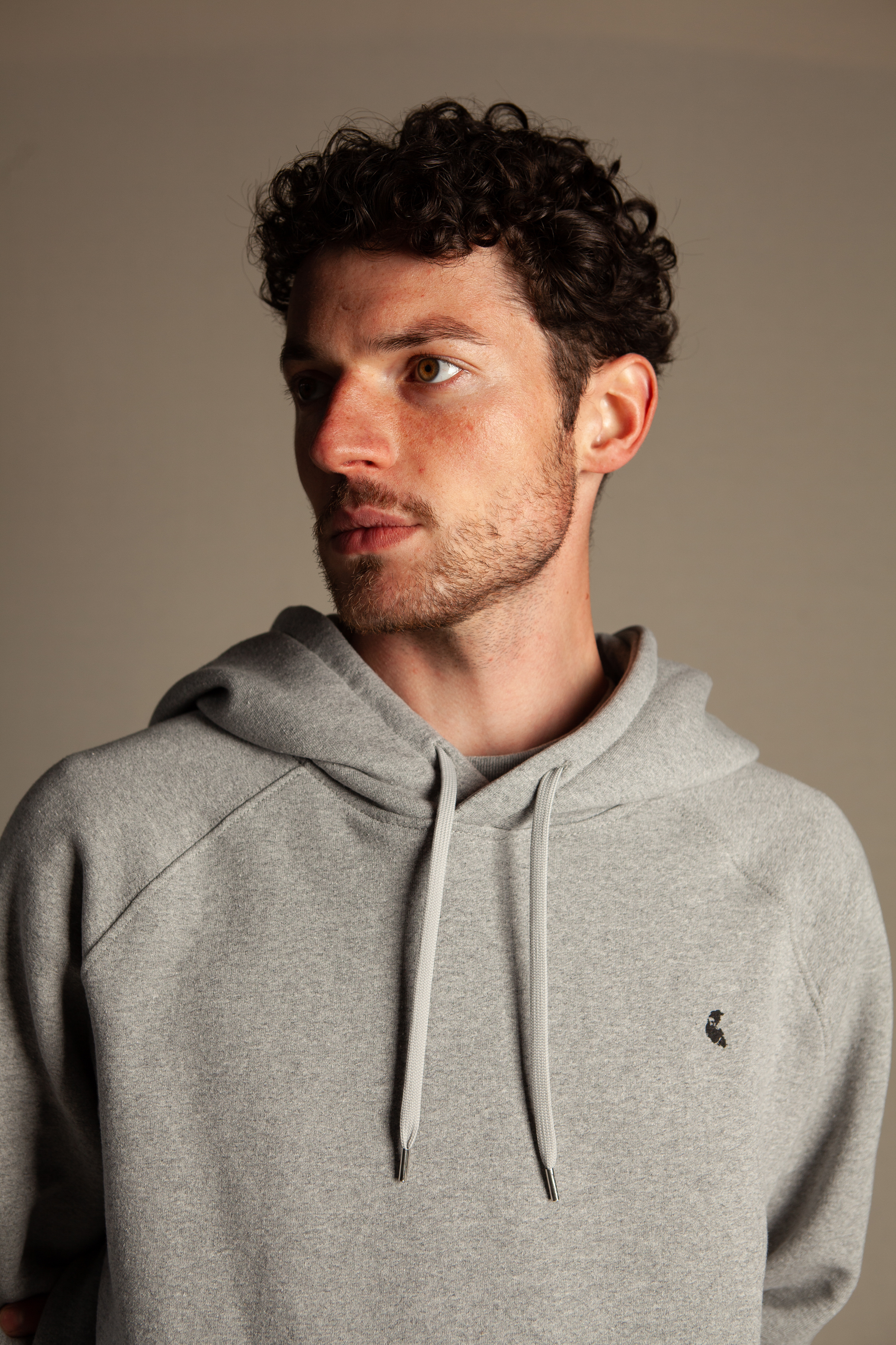 sweat-capuche-mixte-gris-aluminio-recycle-made-in-france-col