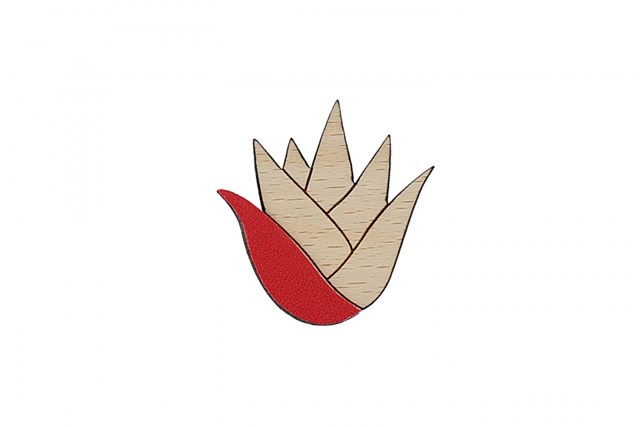 Broche en bois de hêtre, cuir et laiton, fabriquée en France