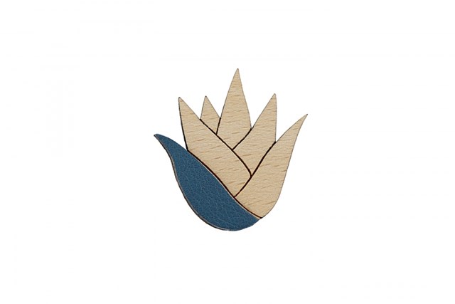 Broche en bois de hêtre, cuir et laiton, fabriquée en France