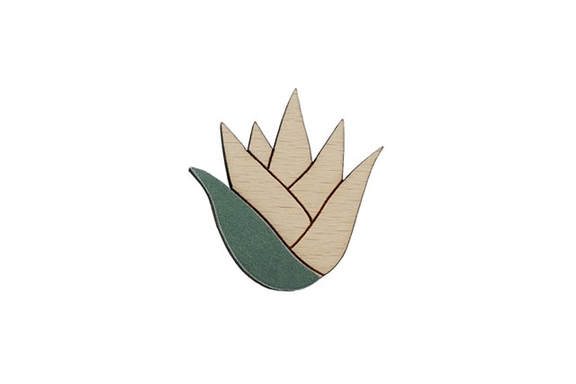 Broche en bois de hêtre, cuir et laiton, fabriquée en France