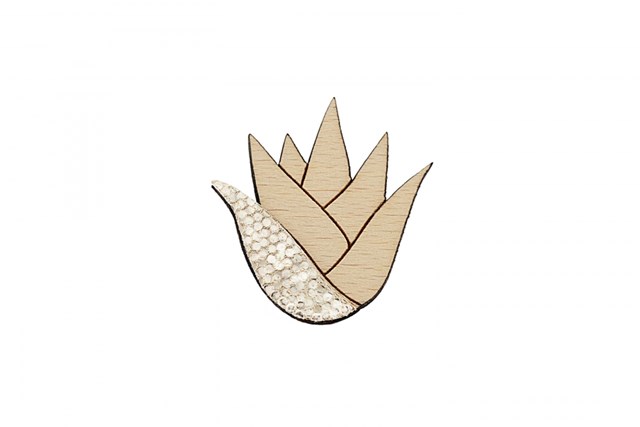 Broche en bois de hêtre, cuir et laiton, fabriquée en France