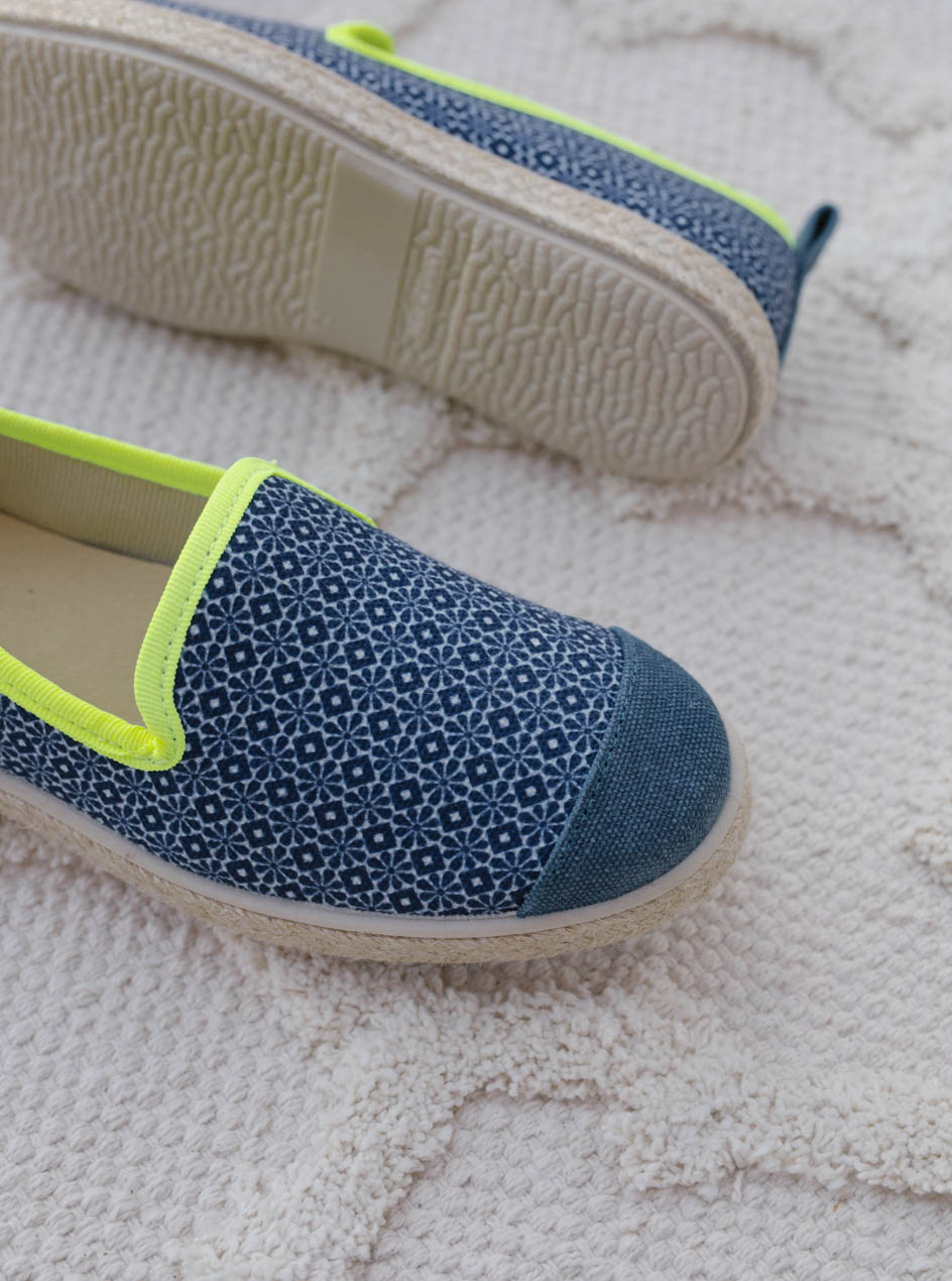 espadrilles recyclées bleues et jaunes vue de haut