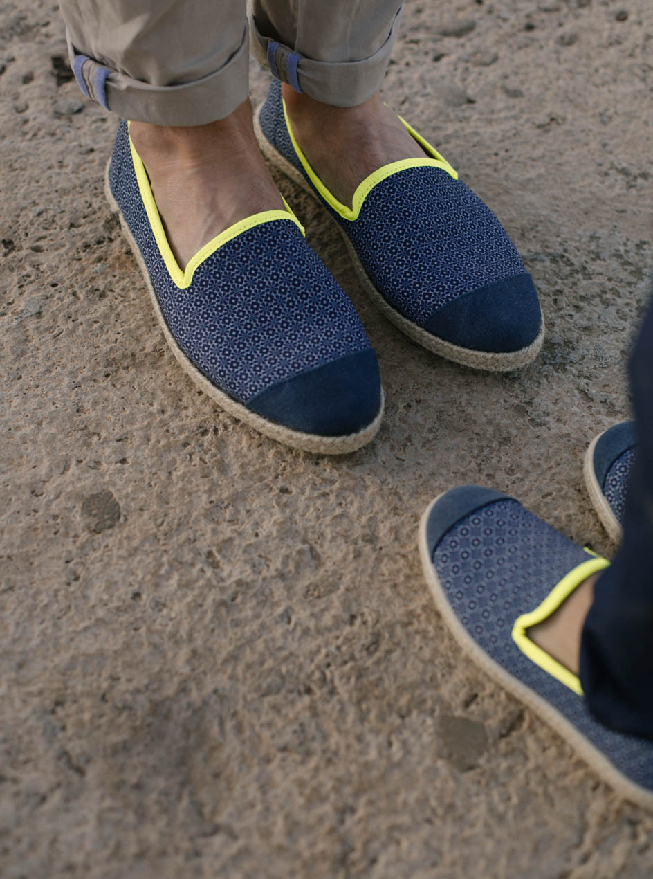 espadrilles recyclées bleues et jaunes vue portée de haut