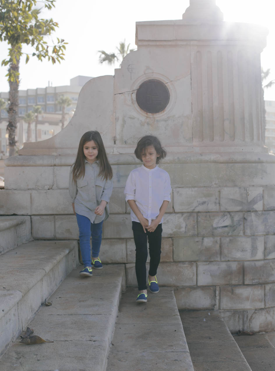 espadrilles recyclées bleues et jaunes vue portée de face