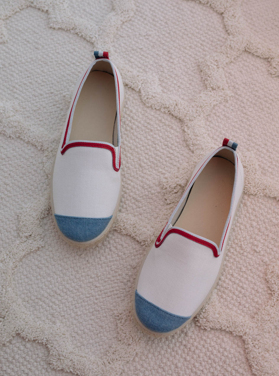 espadrilles recyclées de couleur bleu blanc rouge