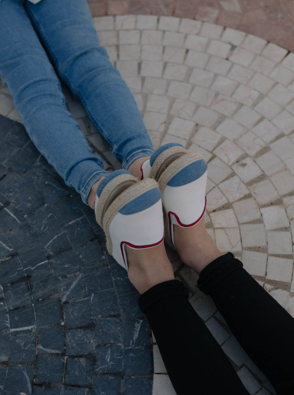 espadrilles recyclées de couleur bleu blanc rouge