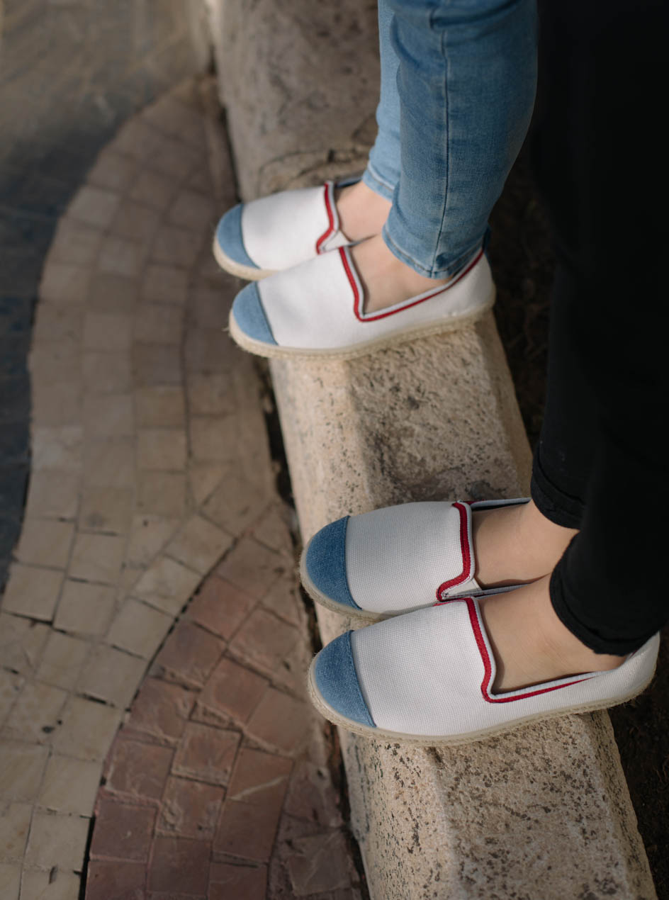 espadrilles recyclées de couleur bleu blanc rouge