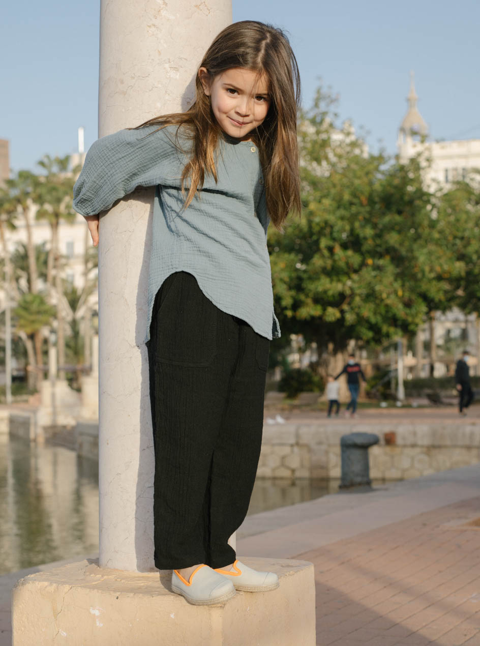 espadrilles recyclées beiges et oranges vue portée de devant
