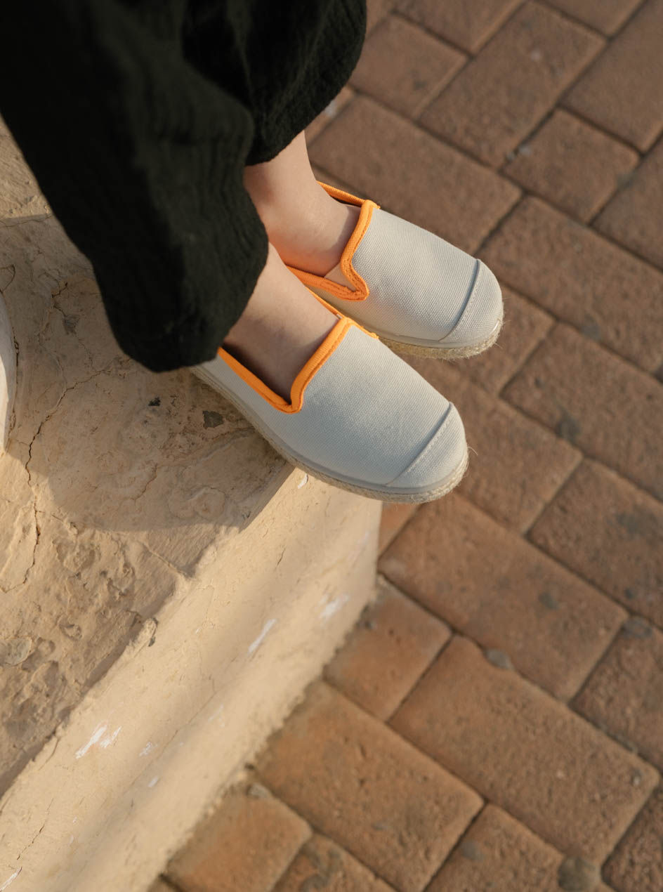 espadrilles recyclées beiges et oranges vue portée de haut