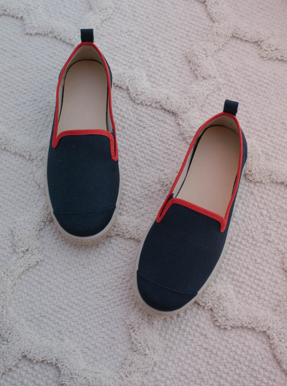 espadrilles recyclées bleues et rouges