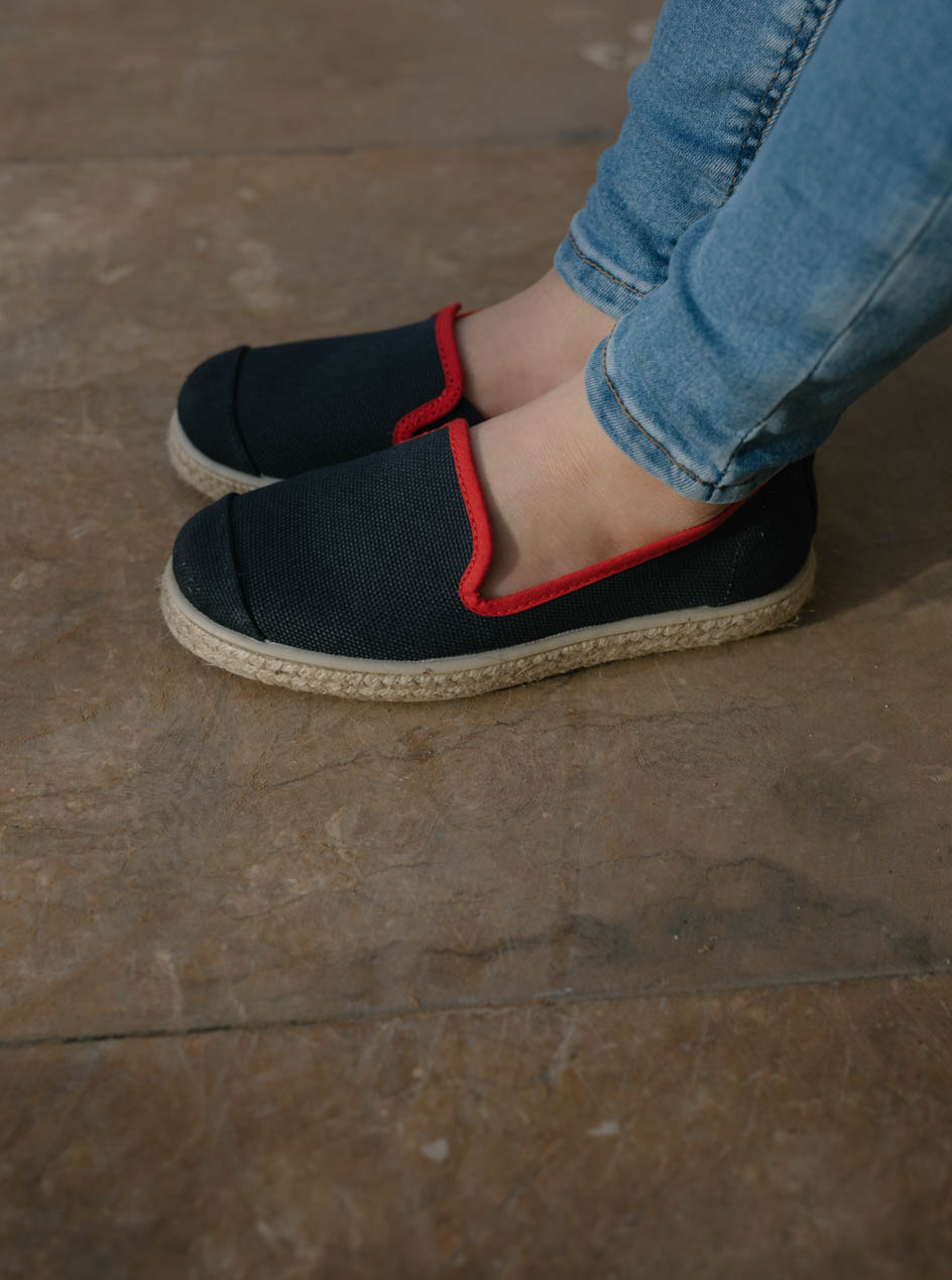 espadrilles recyclées bleues et rouges vue portée de profil