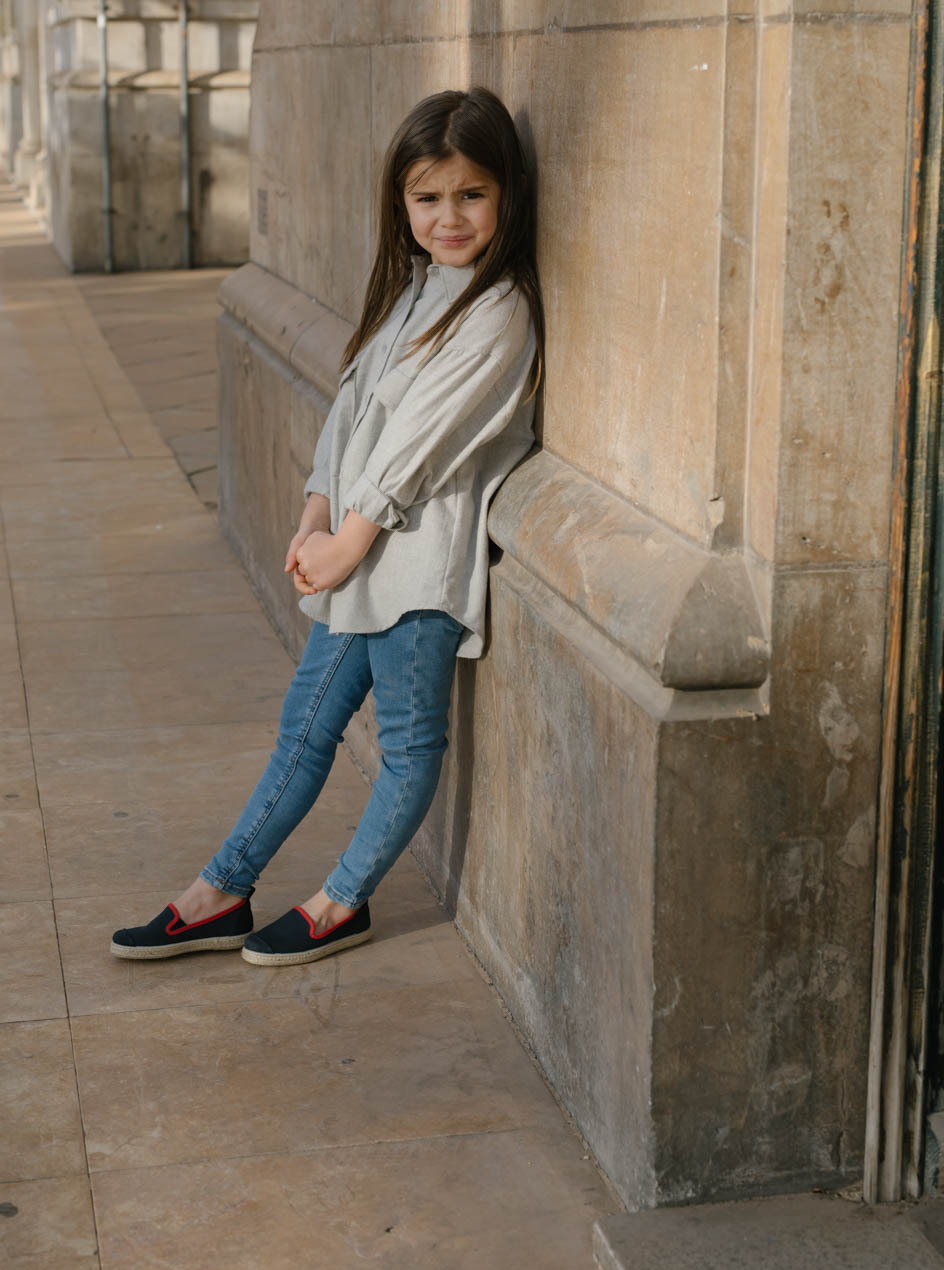 espadrilles recyclées bleues et rouges vue portée de profil