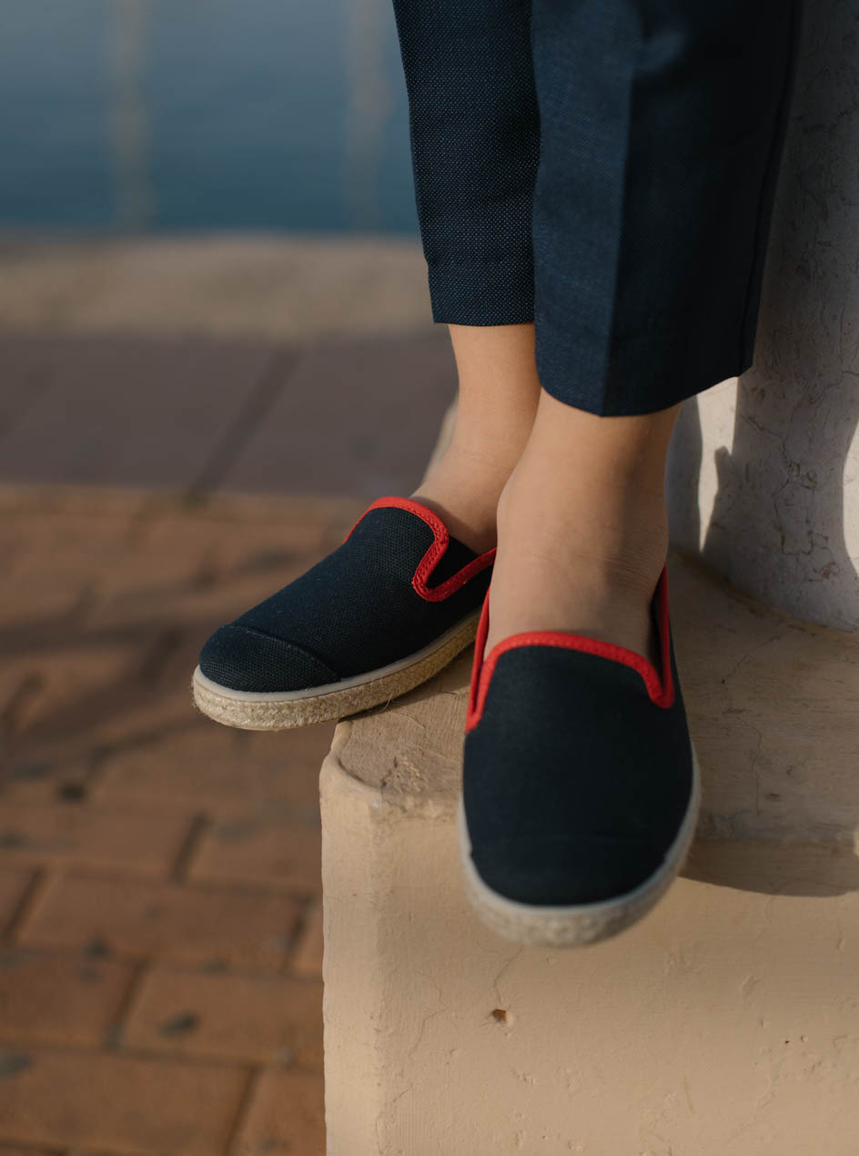 espadrilles recyclées bleues et rouges vue portée de devant