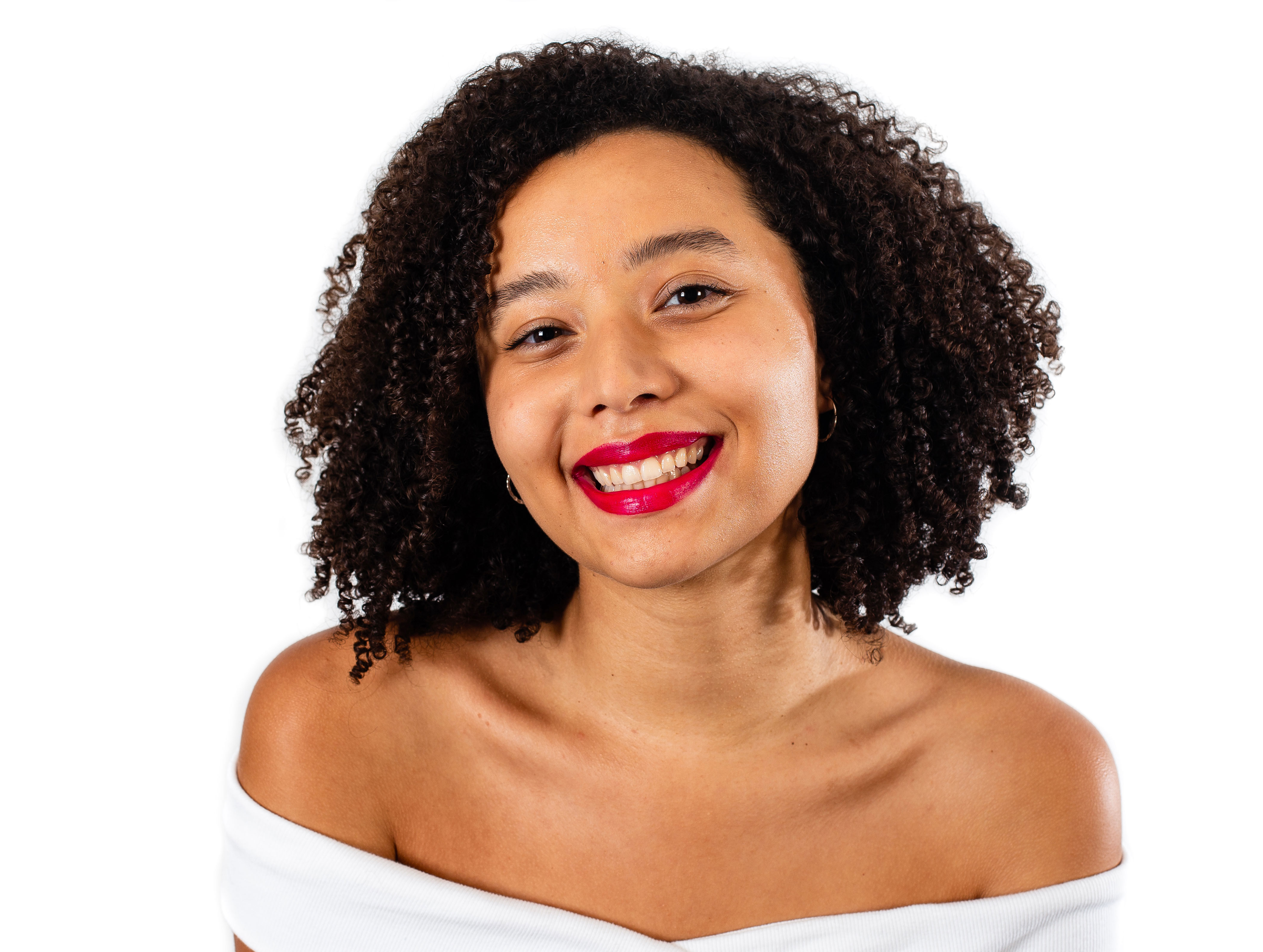 Rouge à lèvres naturel et soin Pomponne teinte fuchsia portée par Liza