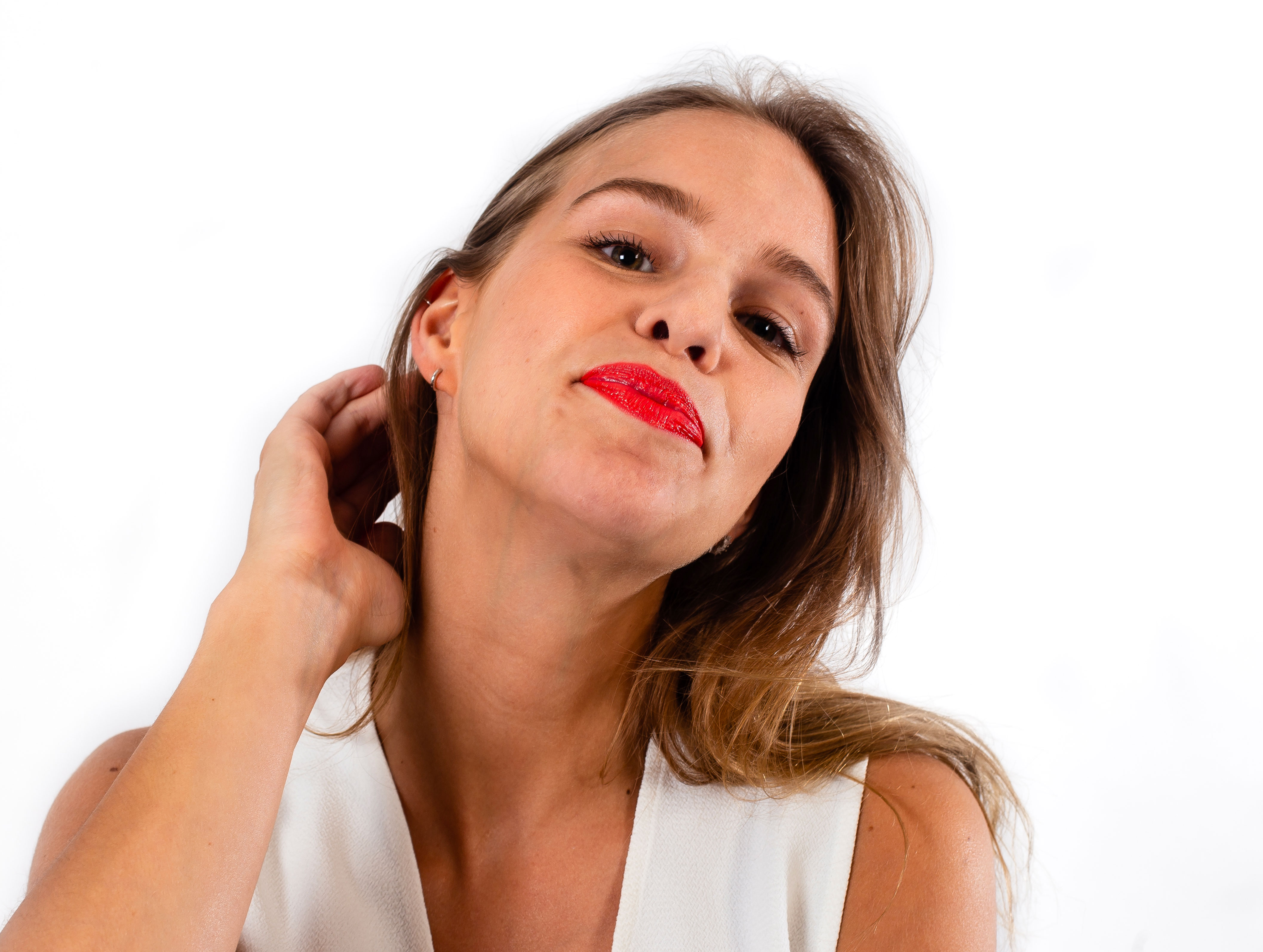 Rouge à lèvres naturel et soin Pomponne teinte corail portée par Clémence