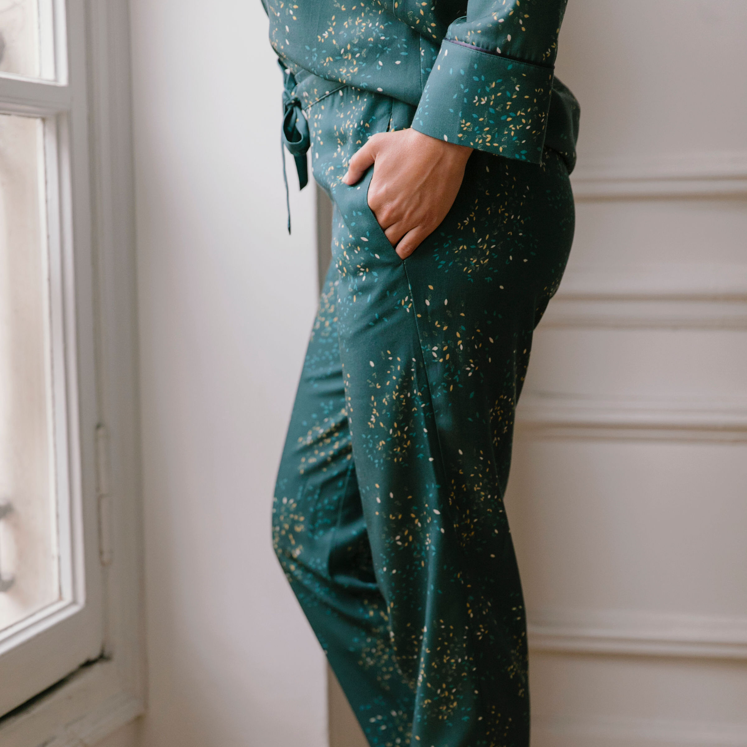 Nêge Paris - Pyjama femme Rue des Etoiles chemise pantalon avec un motif vert et orange