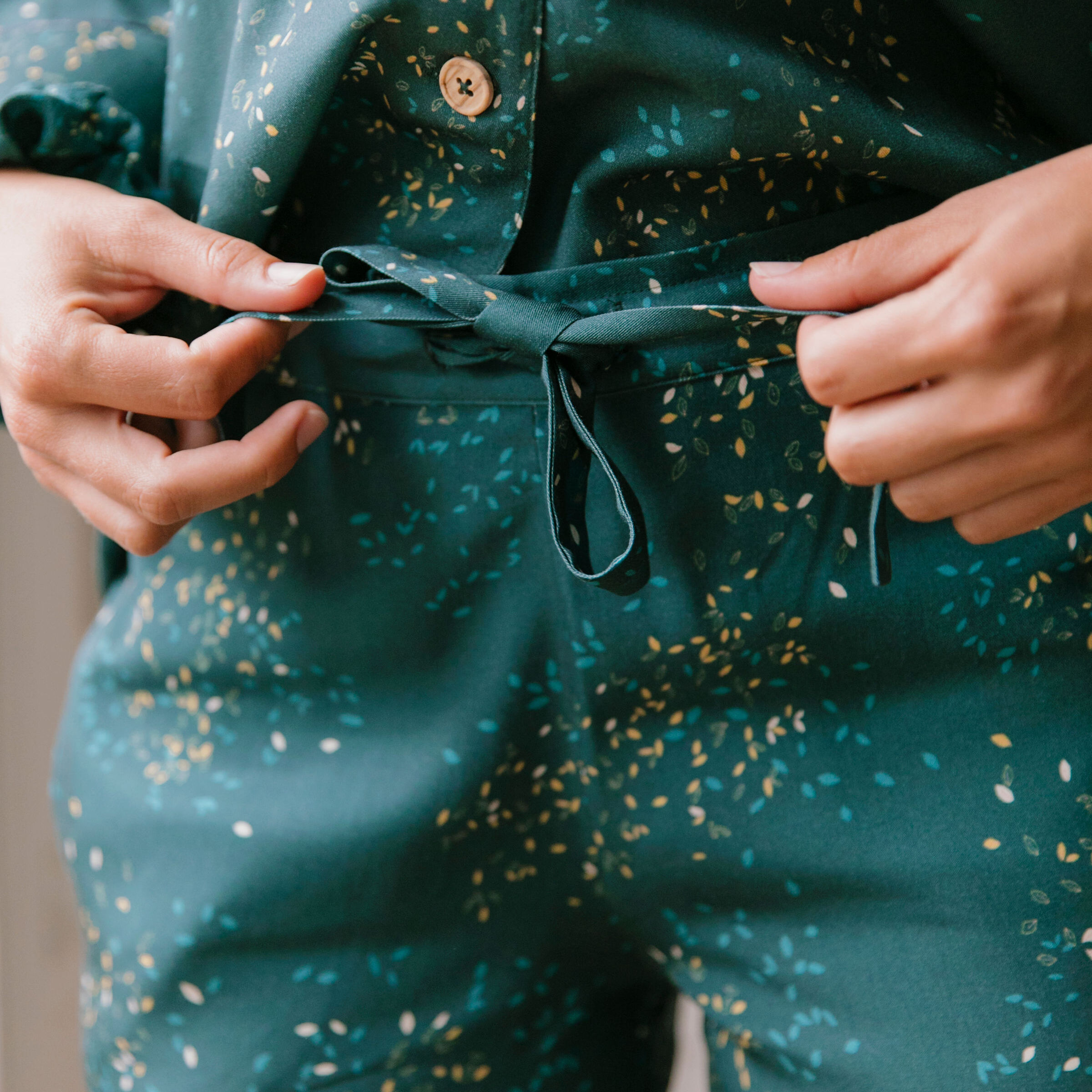 Nêge Paris - Pyjama femme Rue des Etoiles chemise pantalon avec un motif vert et orange