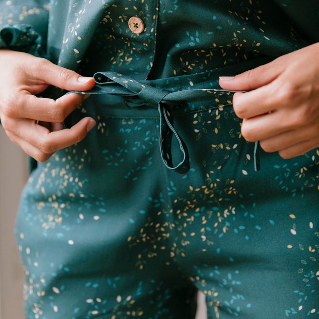 Nêge Paris - Pyjama femme Rue des Etoiles chemise pantalon avec un motif vert et orange