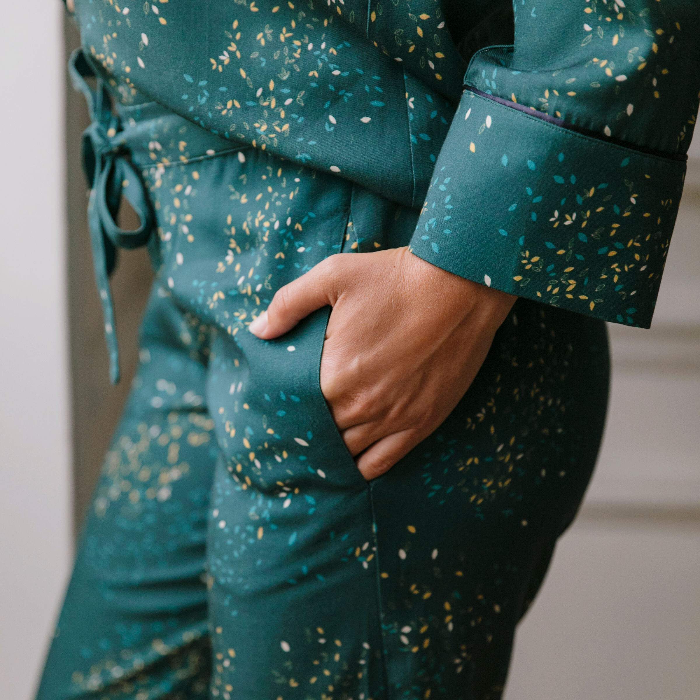 Nêge Paris - Pyjama femme Rue des Etoiles chemise pantalon avec un motif vert et orange