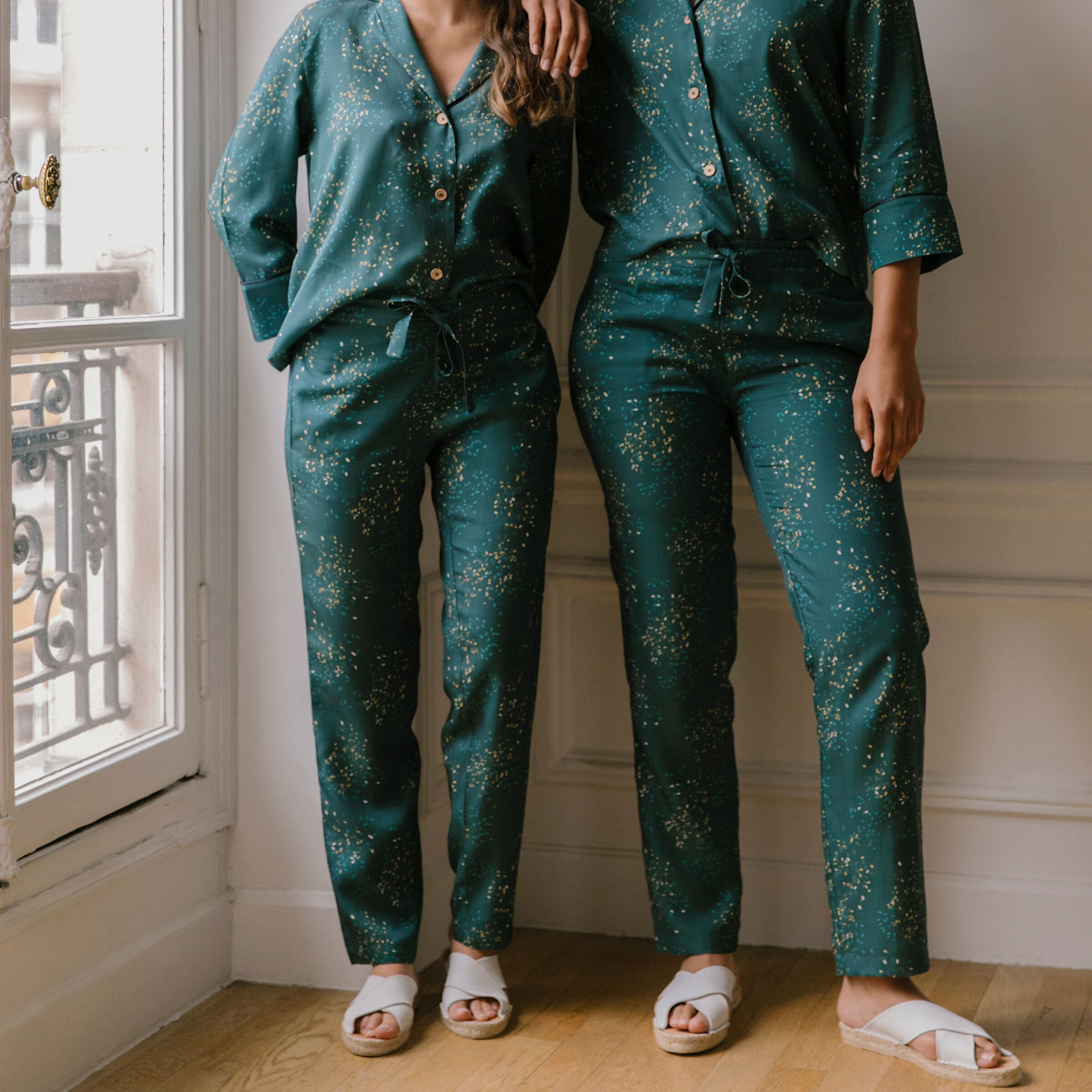 Nêge Paris - Pyjama femme Rue des Etoiles chemise pantalon avec un motif vert et orange