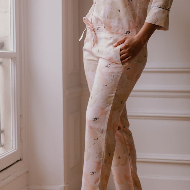 Nêge Paris - Pyjama femme Divine Idylle chemise pantalon rose poudré avec un motif fleuri