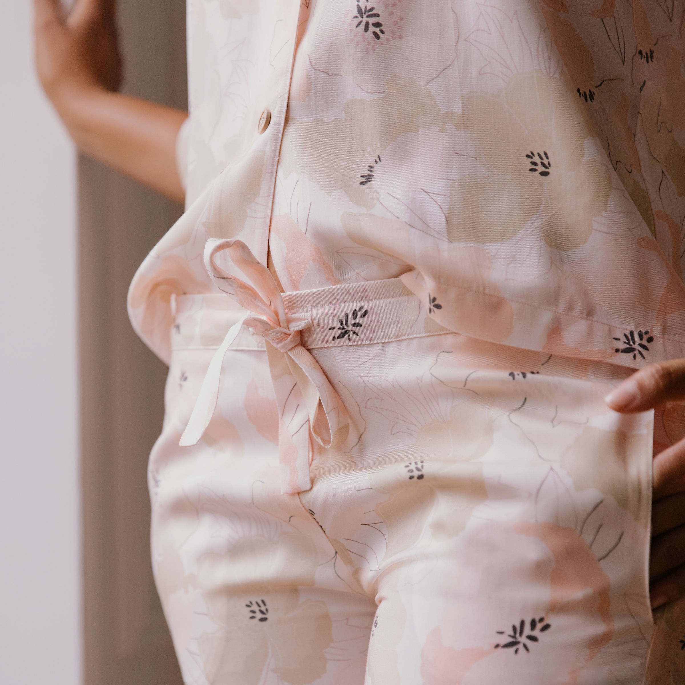 Nêge Paris - Pyjama femme Divine Idylle chemise pantalon rose poudré avec un motif fleuri