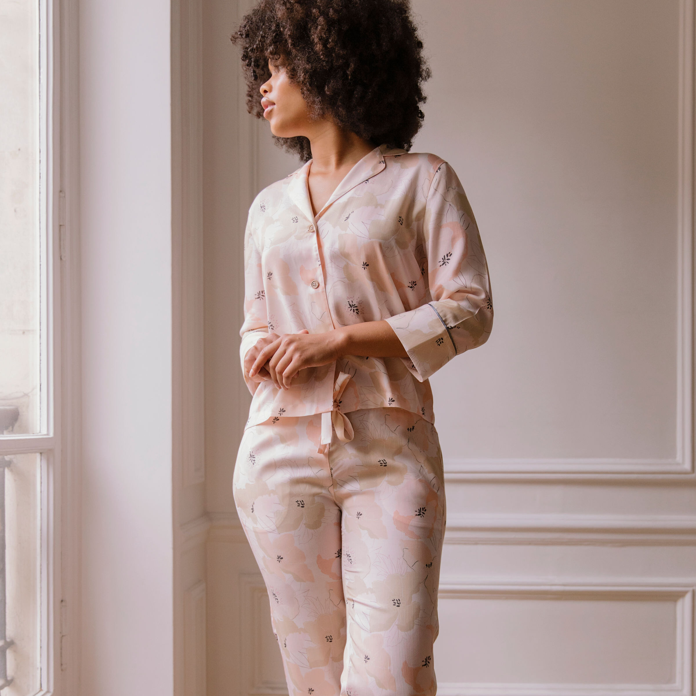 Nêge Paris - Pyjama femme Divine Idylle chemise pantalon rose poudré avec un motif fleuri