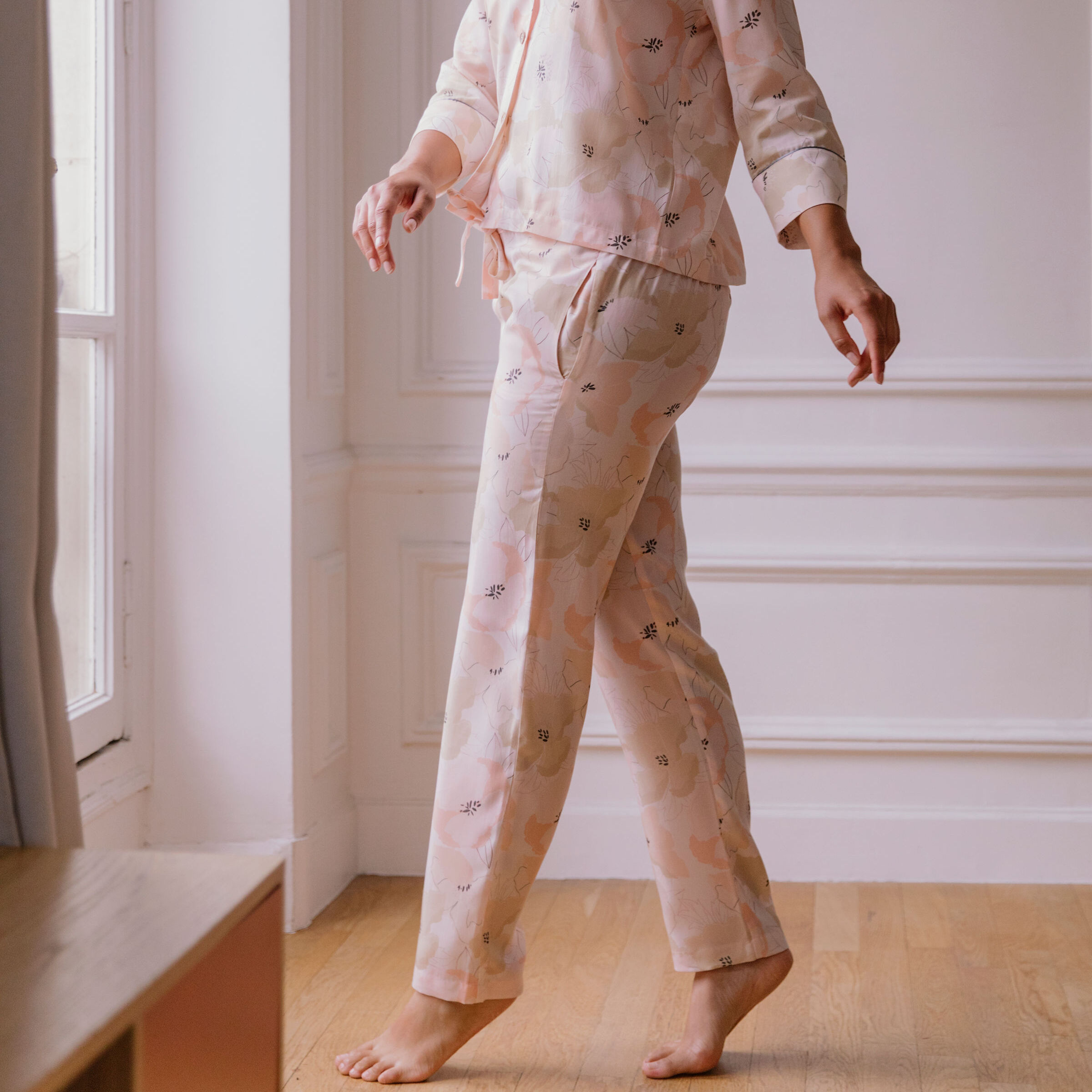 Nêge Paris - Pyjama femme Divine Idylle chemise pantalon rose poudré avec un motif fleuri