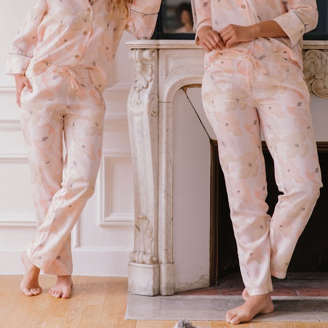 Nêge Paris - Pyjama femme Divine Idylle chemise pantalon rose poudré avec un motif fleuri