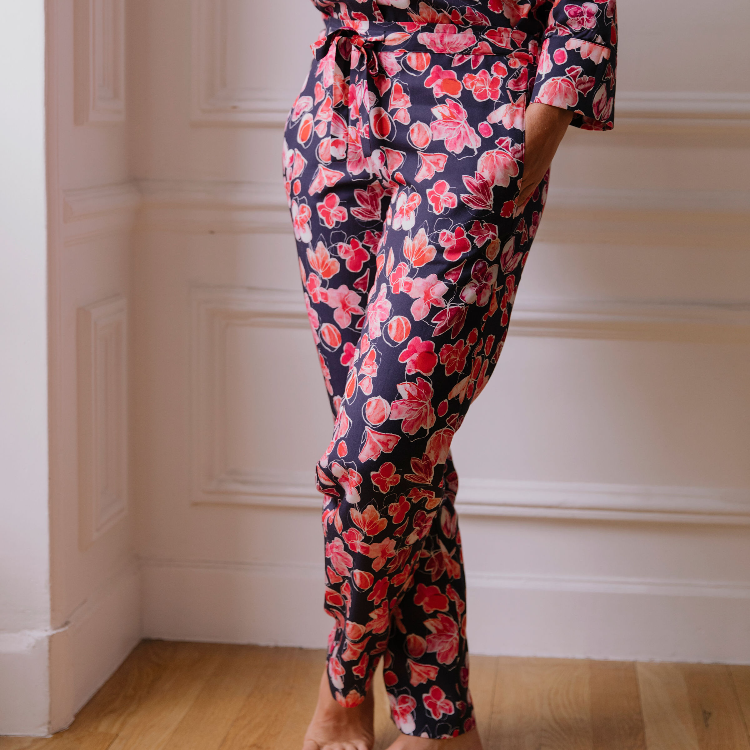 Nêge Paris - Pyjama femme Encore un Soir chemise pantalon bleu nuit et rouge