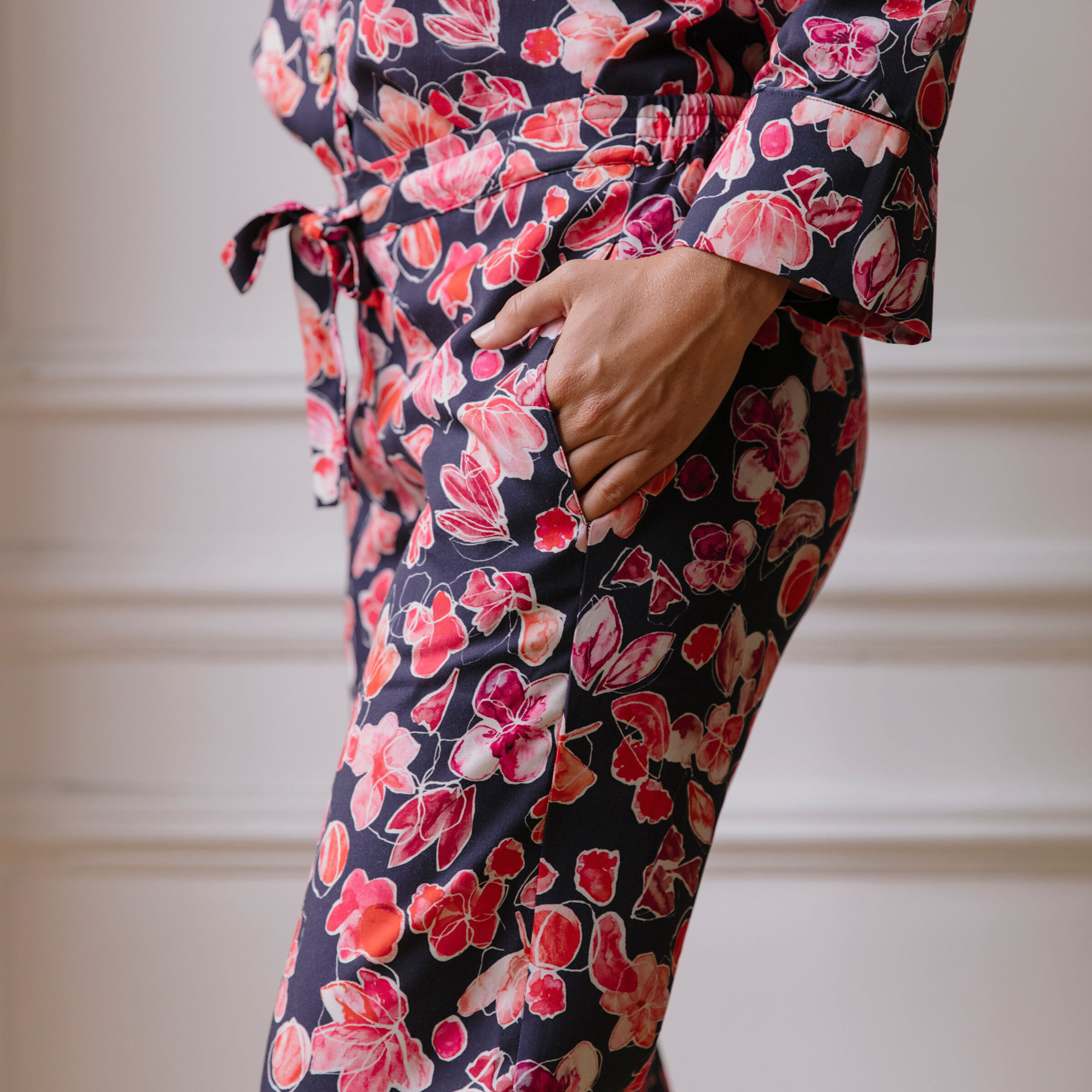 Nêge Paris - Pyjama femme Encore un Soir chemise pantalon bleu nuit et rouge