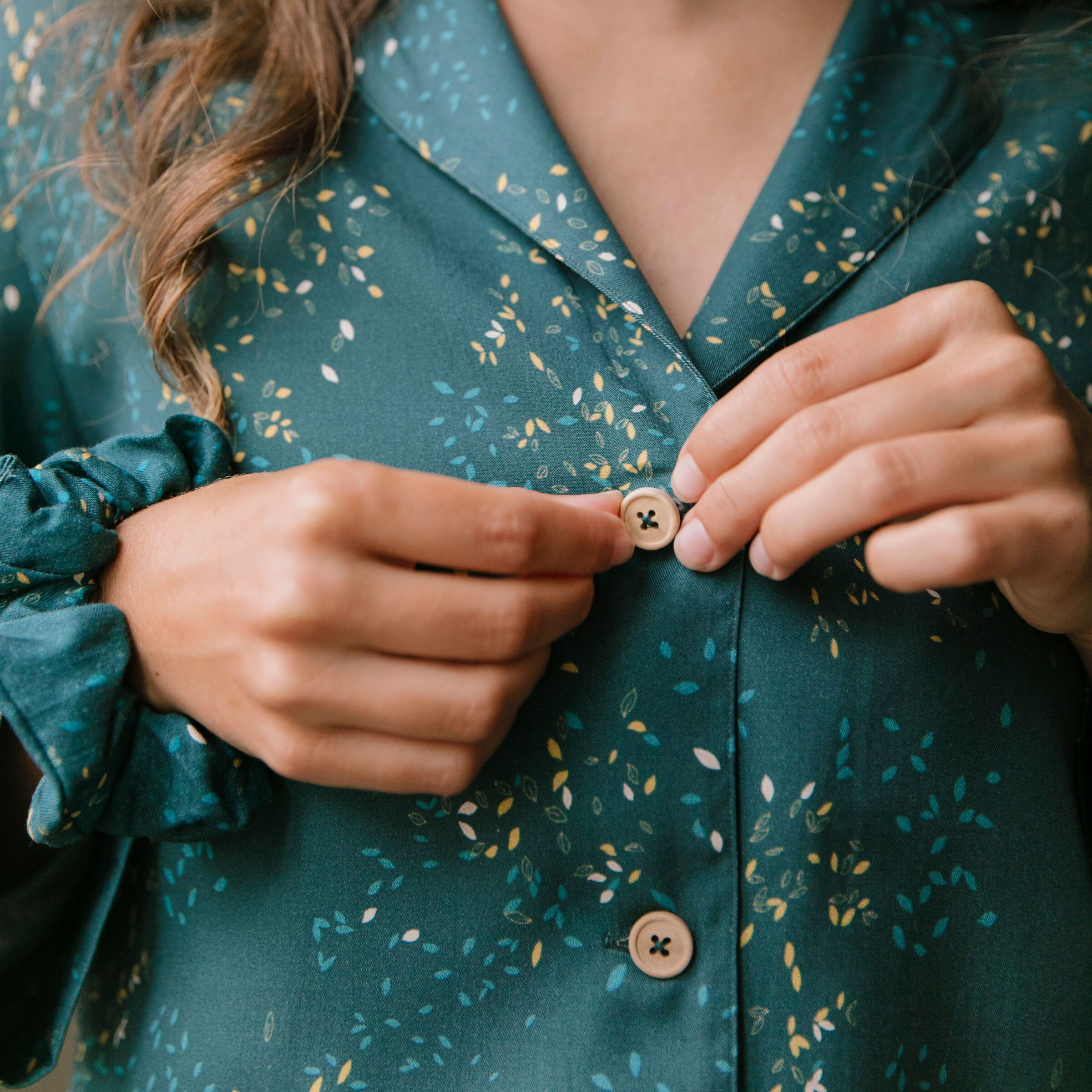 Nêge Paris - Pyjama femme Rue des Etoiles chemise pantalon avec un motif vert et orange