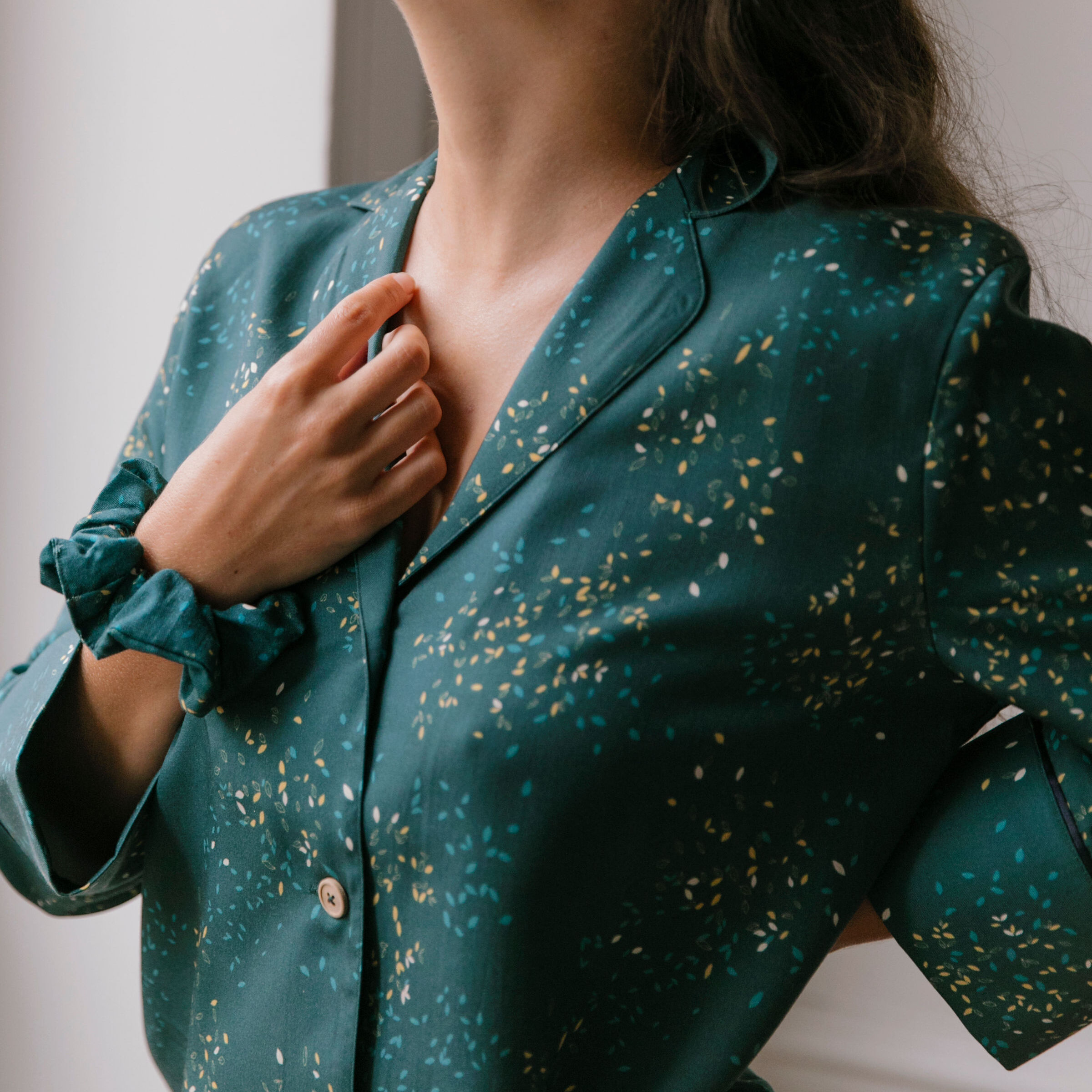 Nêge Paris - Pyjama femme Rue des Etoiles chemise pantalon avec un motif vert et orange