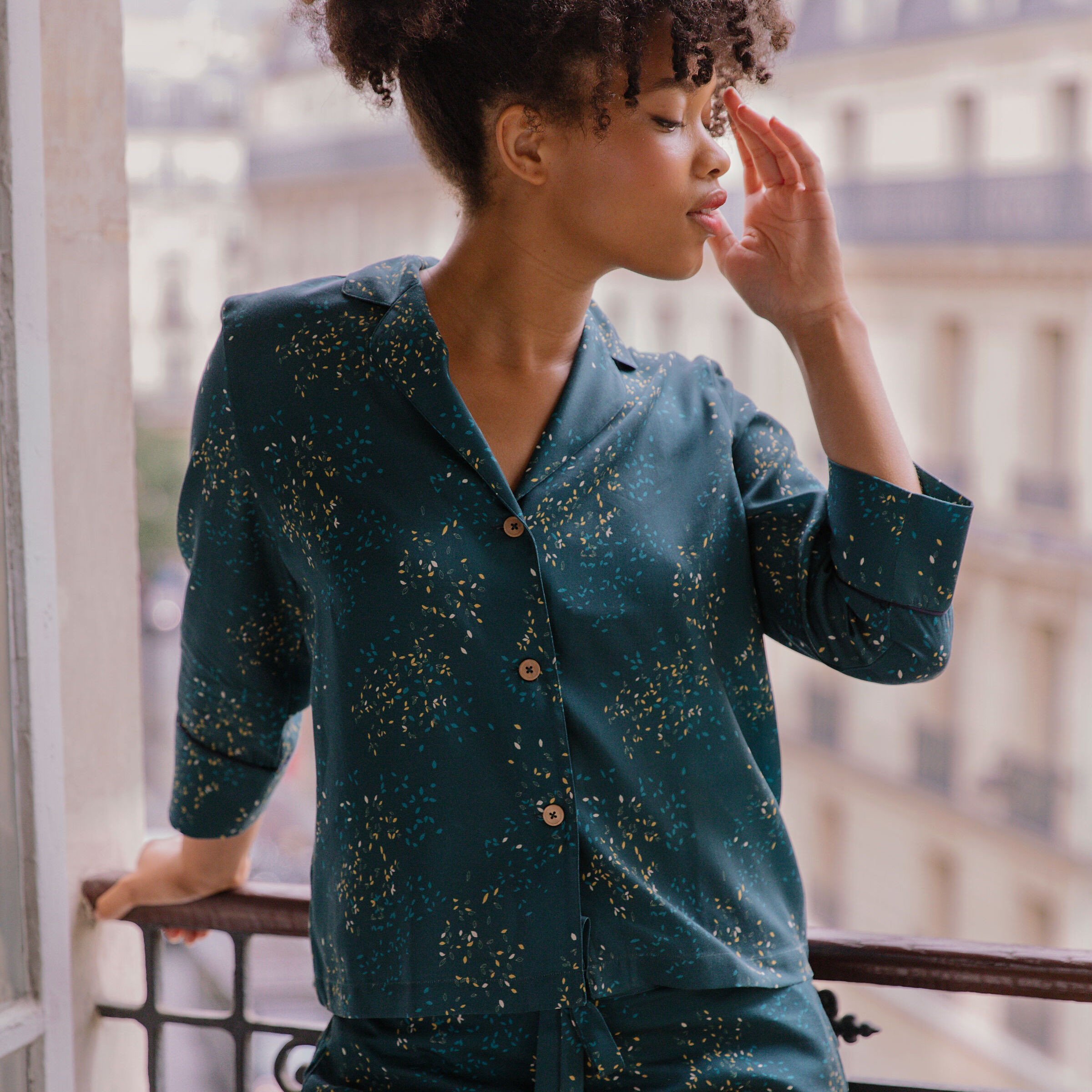 Nêge Paris - Pyjama femme Rue des Etoiles chemise pantalon avec un motif vert et orange