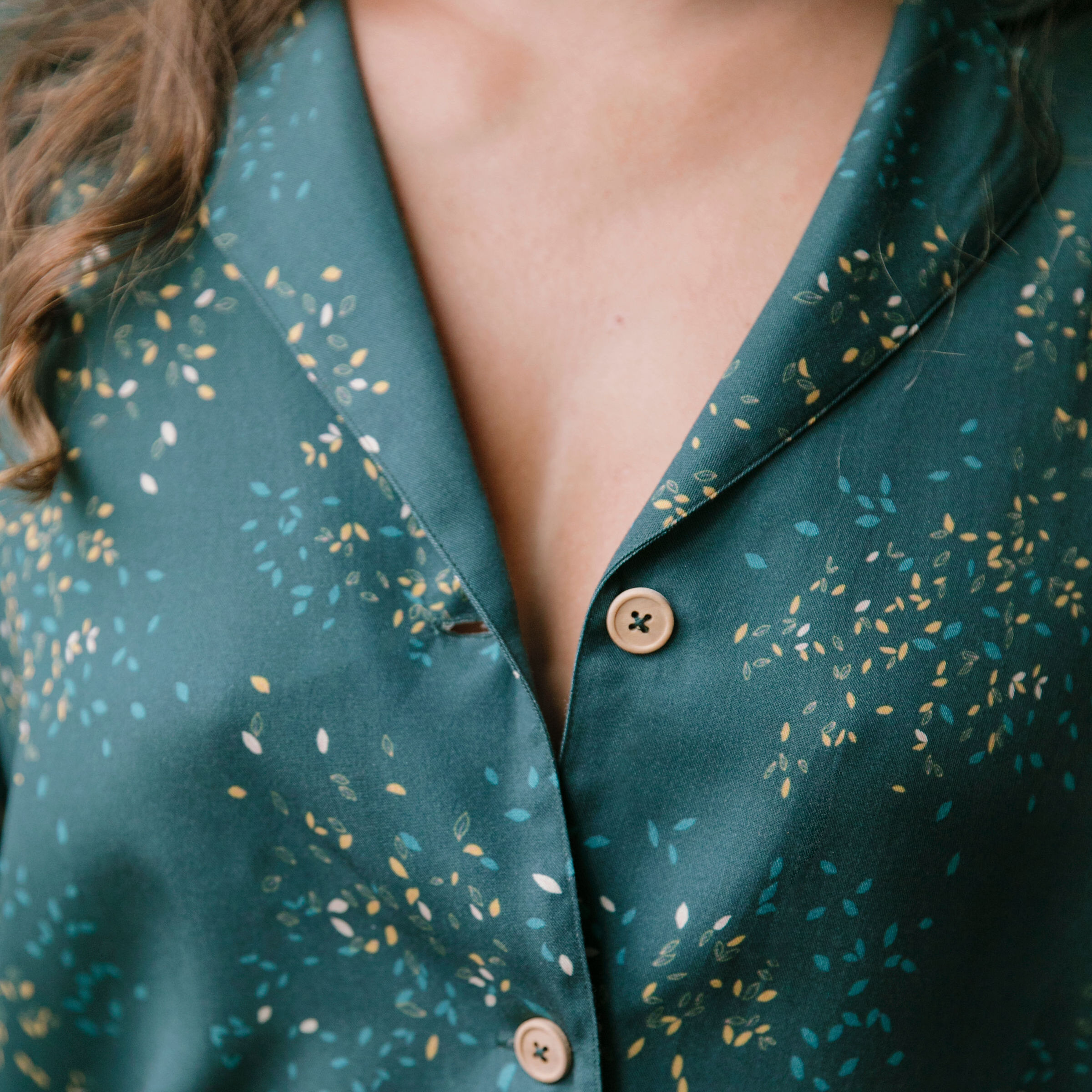 Nêge Paris - Pyjama femme Rue des Etoiles chemise pantalon avec un motif vert et orange