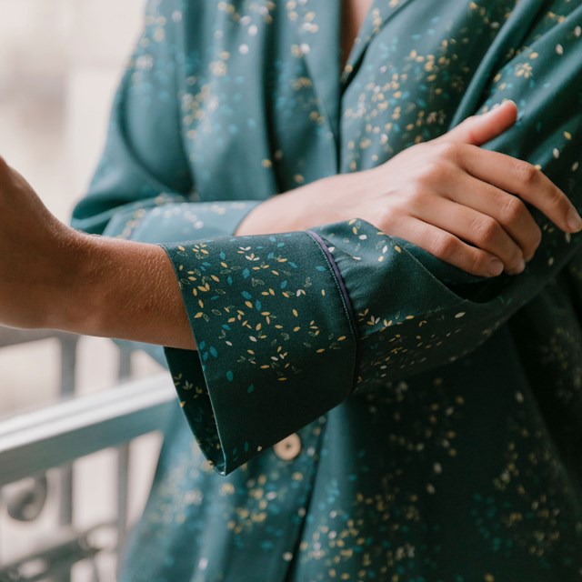 Nêge Paris - Pyjama femme Rue des Etoiles chemise pantalon avec un motif vert et orange