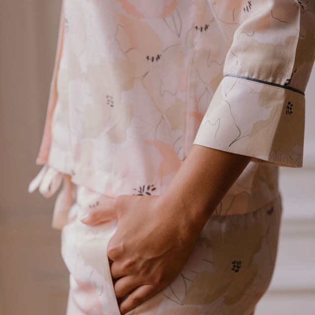 Nêge Paris - Pyjama femme Divine Idylle chemise pantalon rose poudré avec un motif fleuri