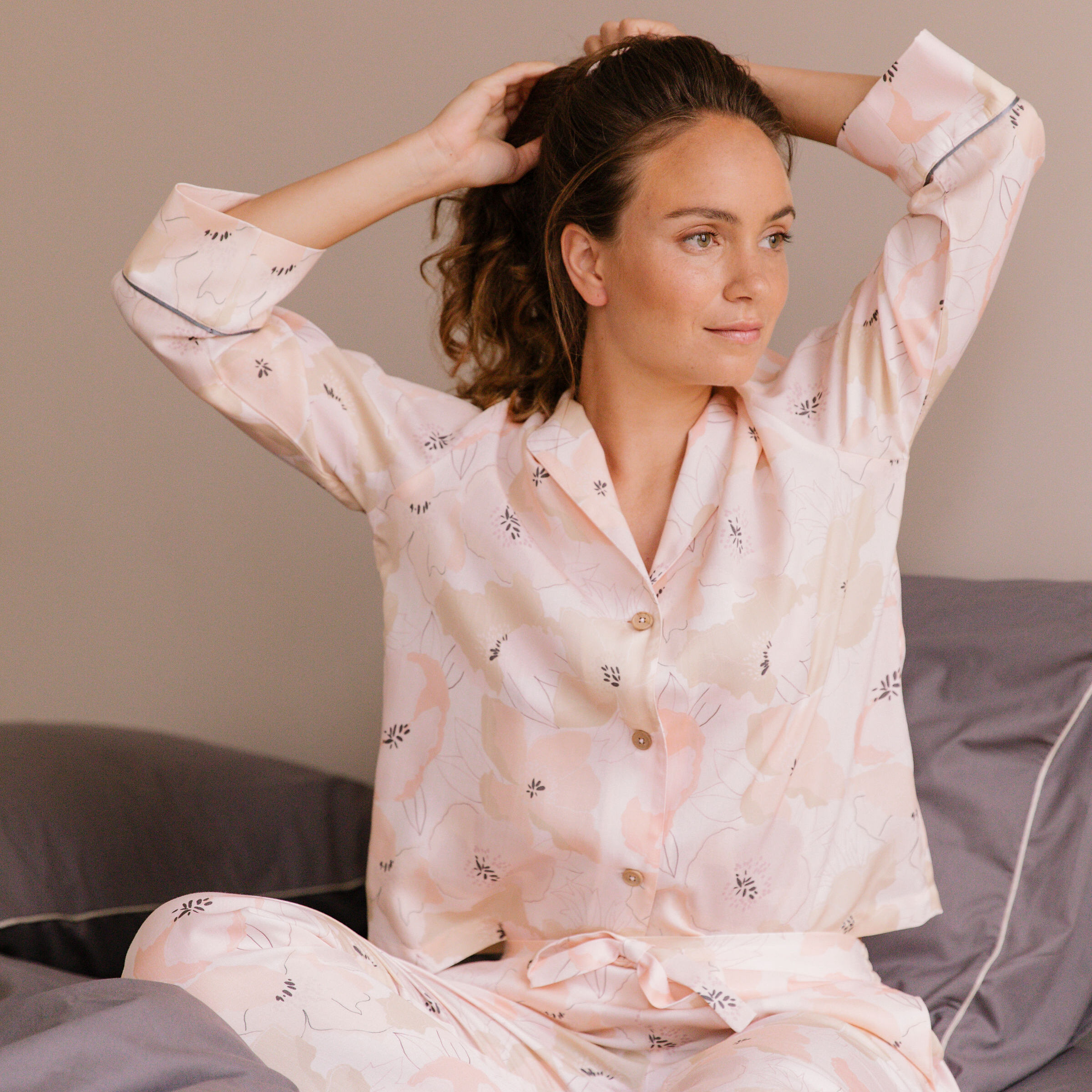 Nêge Paris - Pyjama femme Divine Idylle chemise pantalon rose poudré avec un motif fleuri