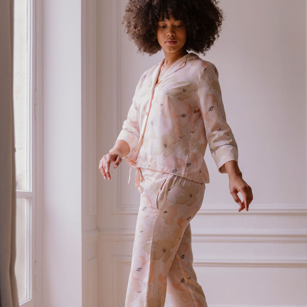 Nêge Paris - Pyjama femme Divine Idylle chemise pantalon rose poudré avec un motif fleuri