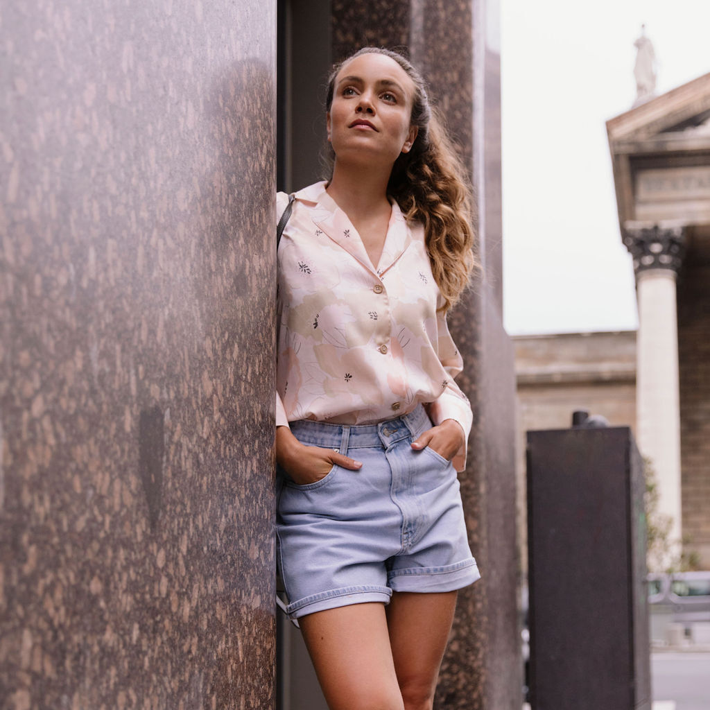 Nêge Paris - Pyjama femme Divine Idylle chemise pantalon rose poudré avec un motif fleuri