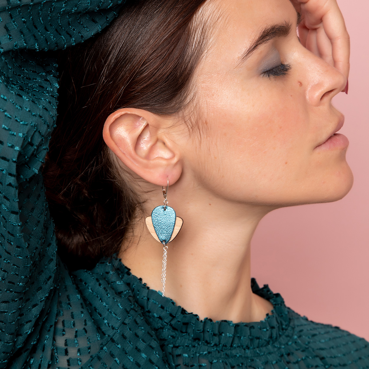 Boucles d'oreilles en bois et cuir Magnolia bleu pétrole 4