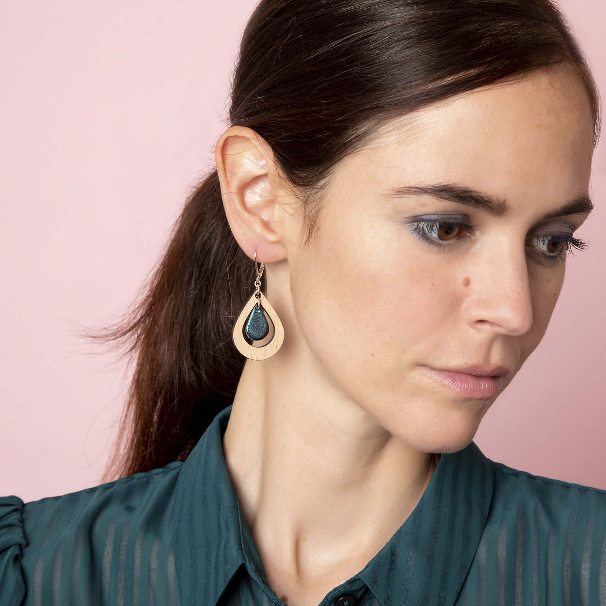 Boucles d'oreilles en bois et cuir AMANDE bleu pétrole 4