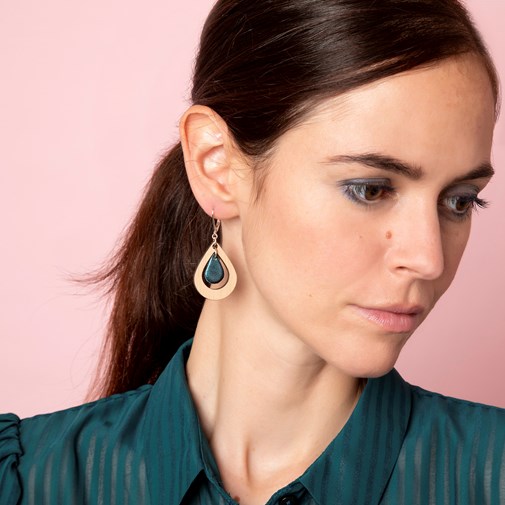 Boucles d'oreilles en bois et cuir AMANDE bleu pétrole