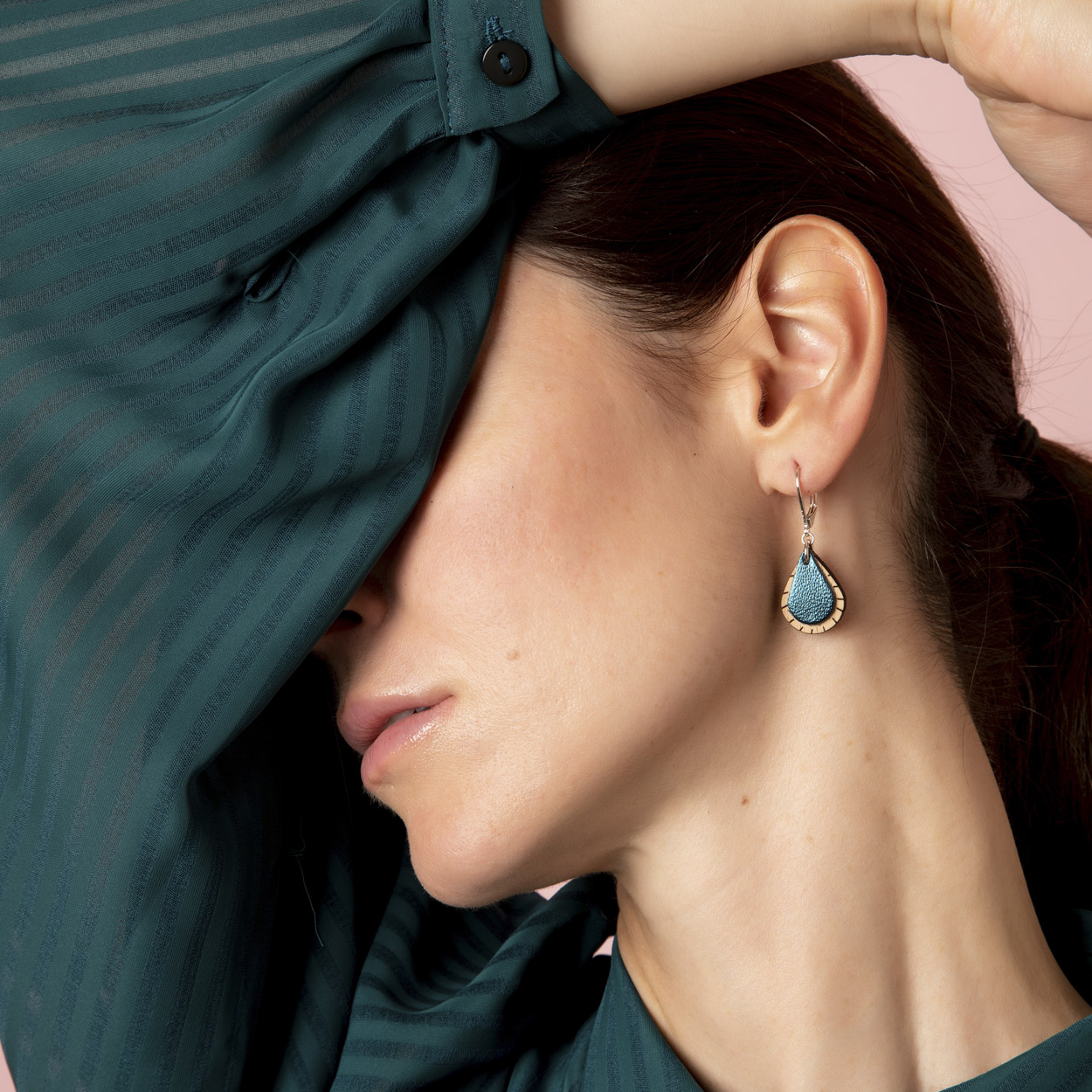 Boucles d'oreilles en bois et cuir GOUTTE Bleu pétrole 4