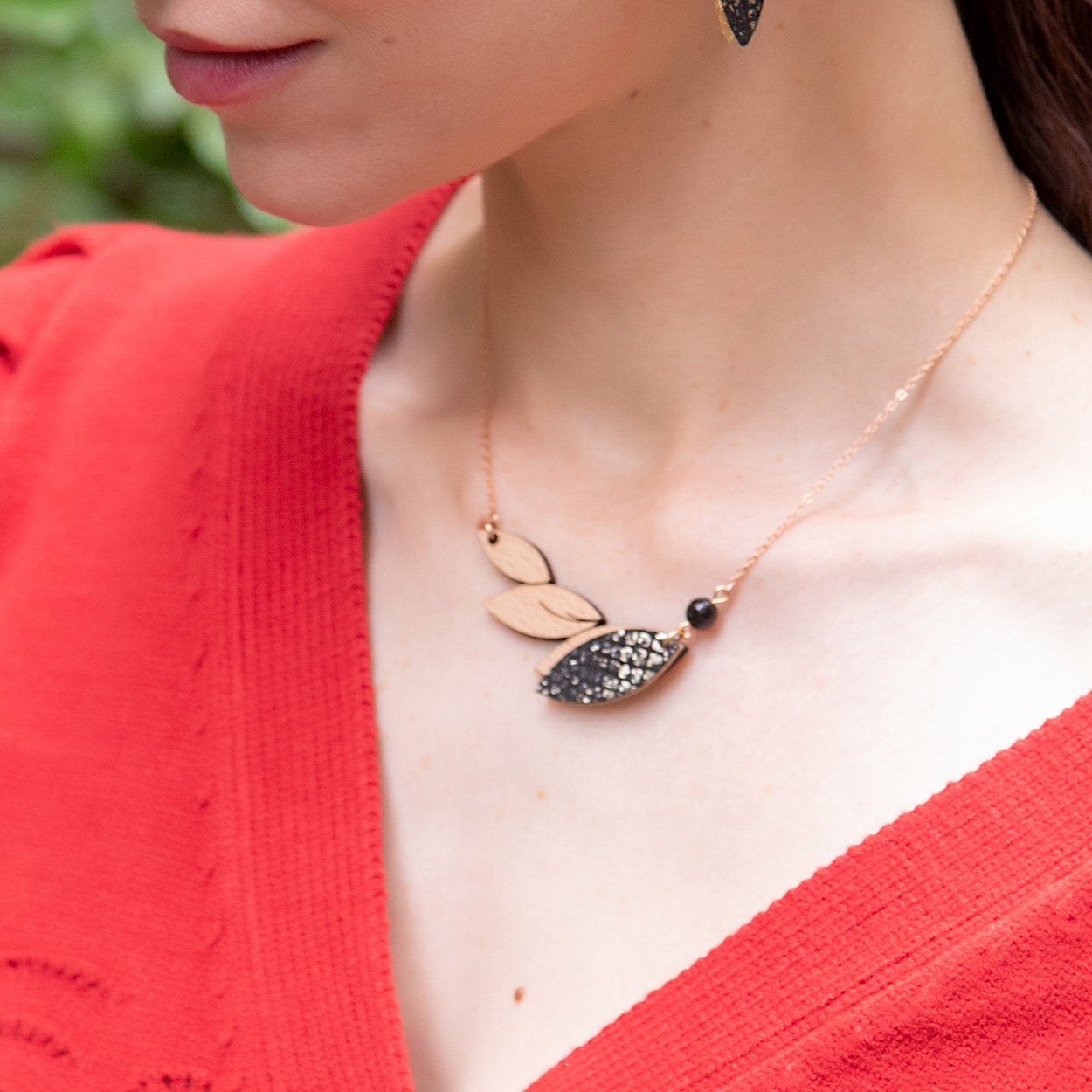 Collier en bois et cuir PLUME rouge 3